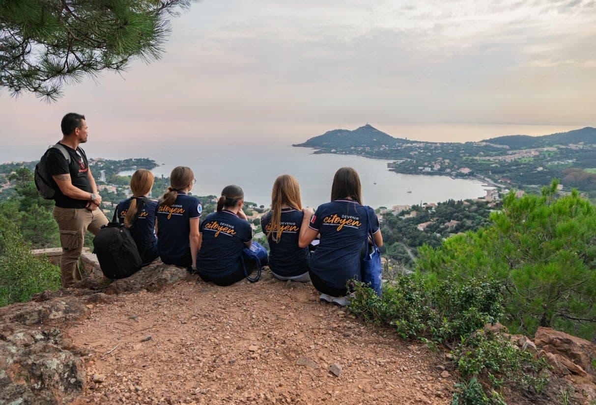 Collégiens du parcours Devenir Citoyen face à la baie — © Estérel Côte d’Azur - Christine Delville