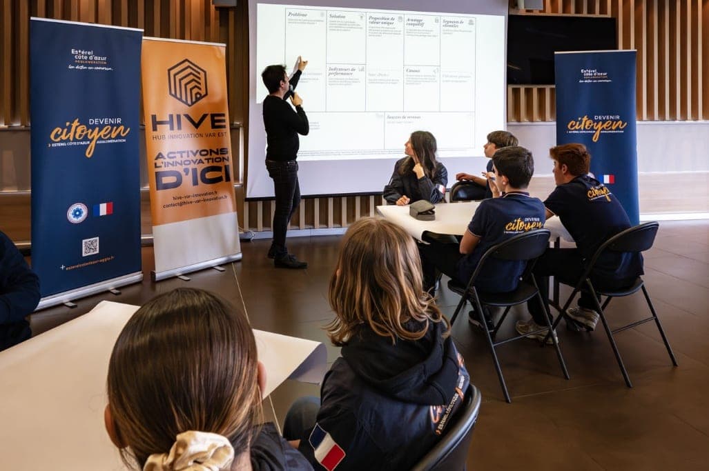Atelier « Devenir citoyen » — jeunes accompagnés par les équipes du programme