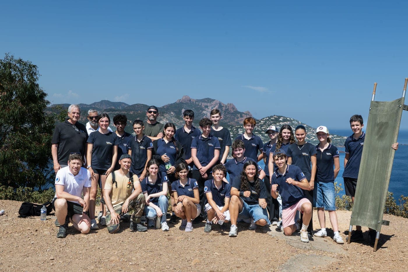 Jeunes du programme « Devenir citoyen » réunis face au massif de l’Estérel