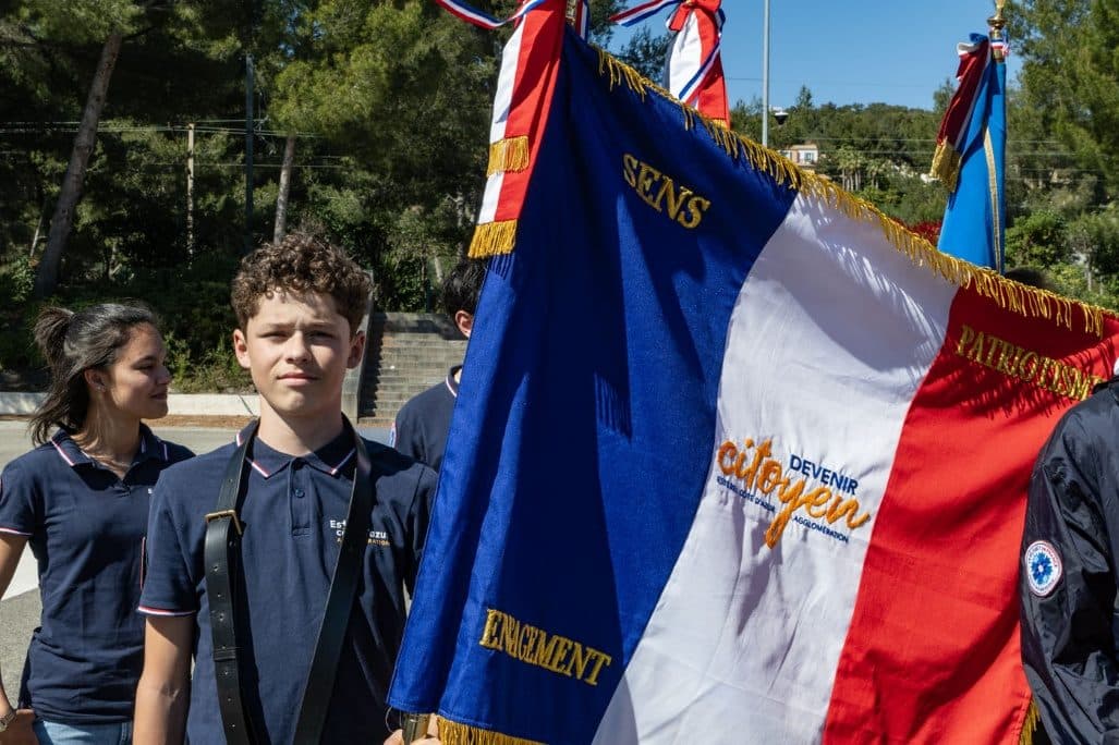 Jeunes porte-drapeaux du programme « Devenir citoyen » — sens, engagement, patriotisme