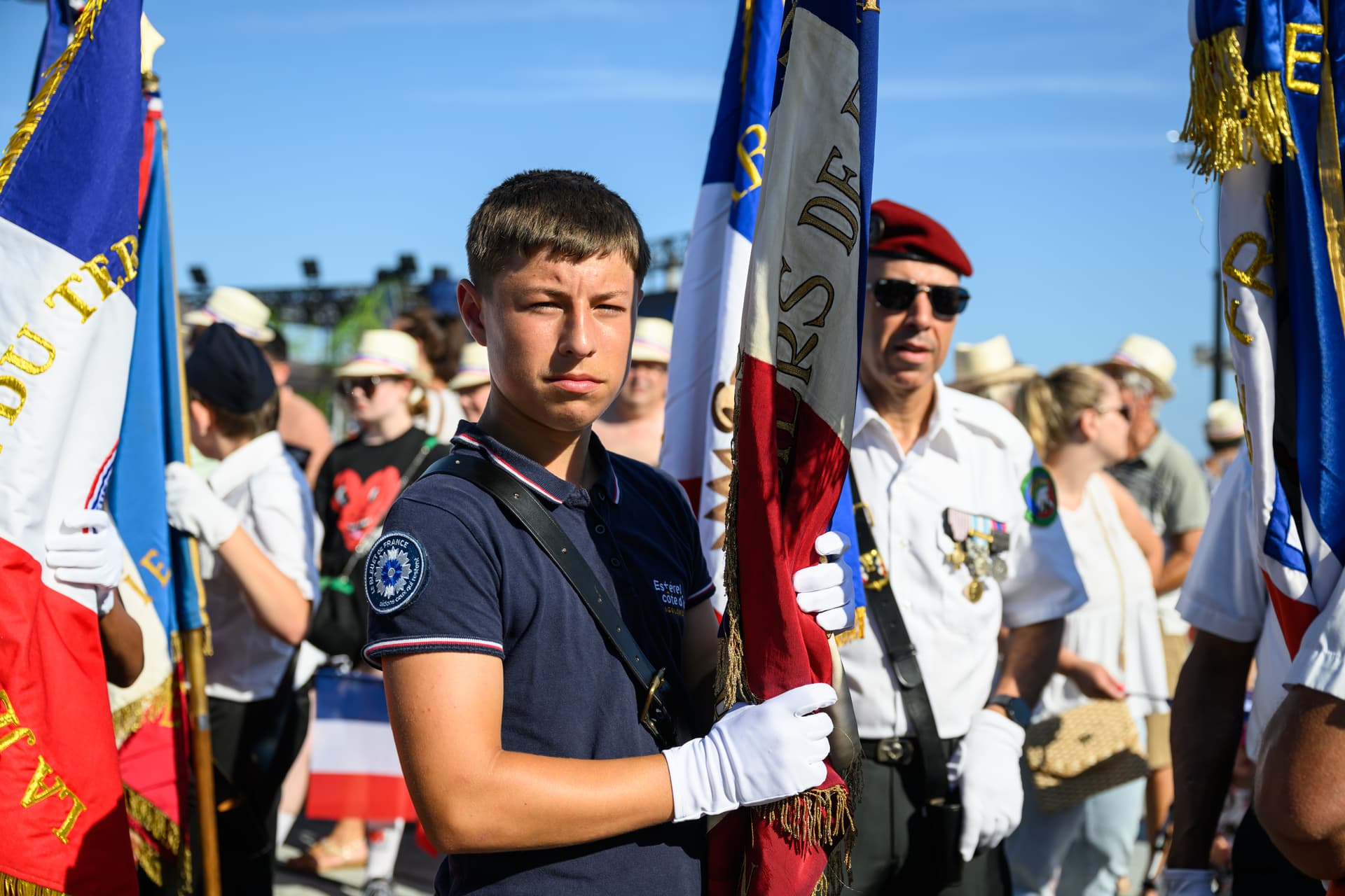 Jeune citoyen portant le drapeau français — © Franck Cluzel